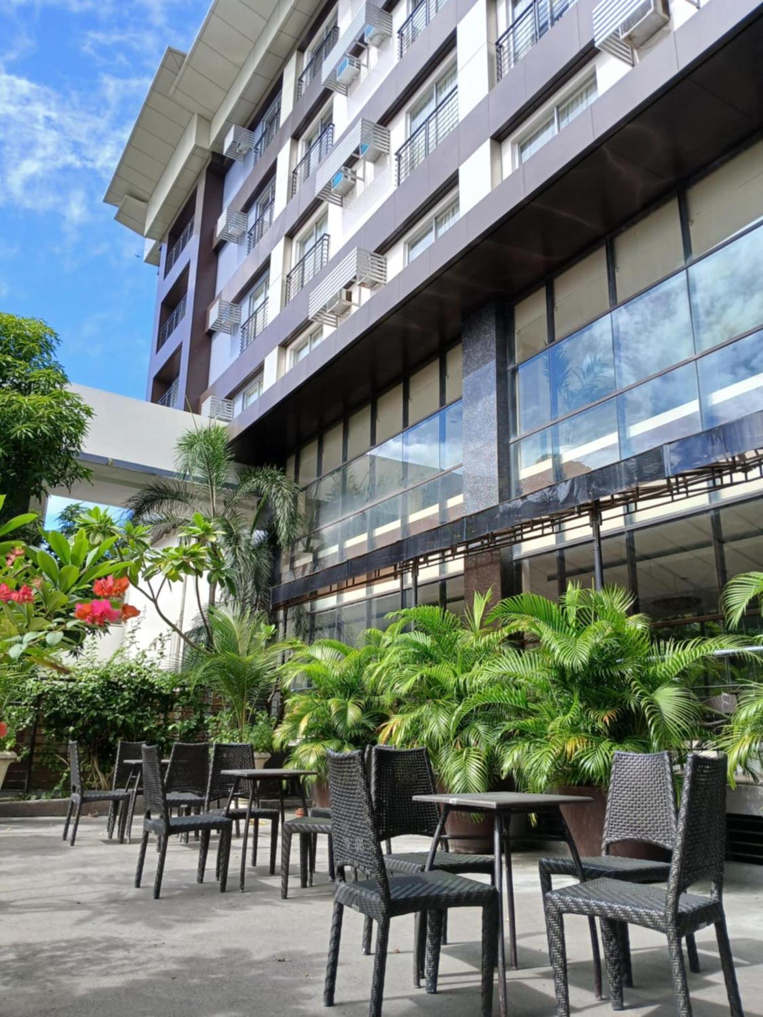 Dohera Hotel Cebu Stadt Exterior foto